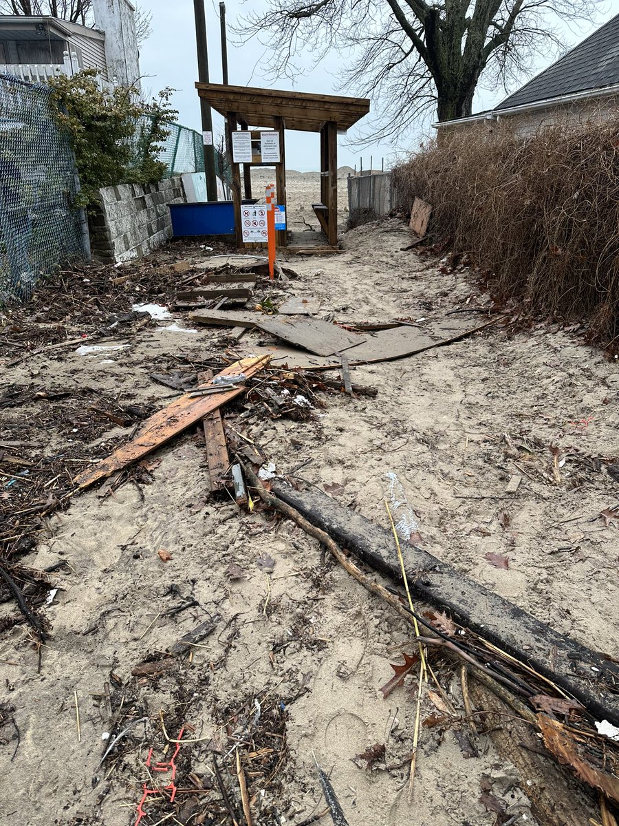 TraceySGrote's tweet photo. Bay Beach clean up happening. Sand | Snow mounds are high. #beach #CrystalBeach #forterie #baybeach #CleanUp https://t.co/O60CR70zTi
