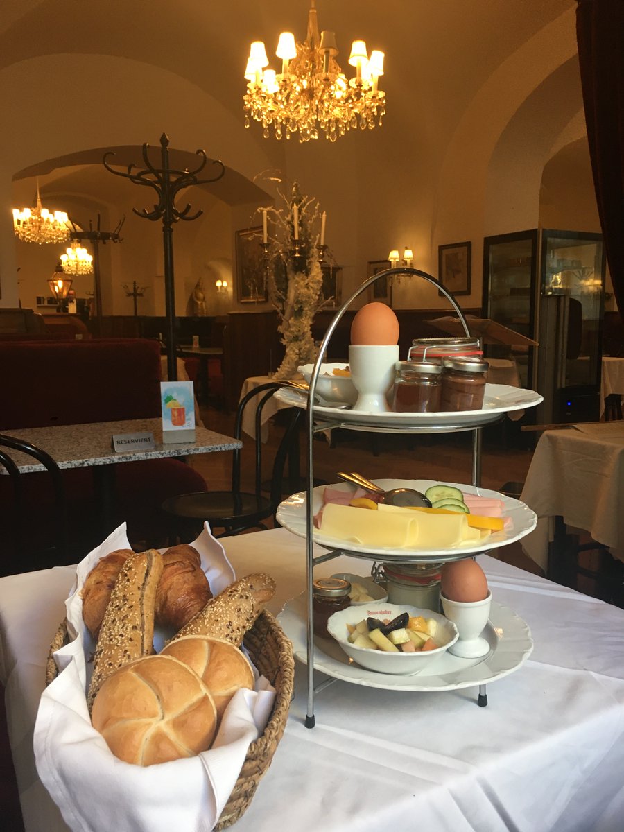 EmmaPeel_Knight's tweet photo. #WednesdayMorning #BreakfastwholeDay
#FirstGuests #Coffeehouse ☕️🥐🥓🥖
#Autriche #Vienne🇦🇹
Un petit déjeuner qui dure toute une journée...
cc: @KevinSpacey @sebastiankurz @pierrelescure
@cannes_michel @ReneTombarel @aldocannes @moutet @annebormans @eva_ecs019 @rencontrejfm 👇 https://t.co/Tvv5Cz74Pd