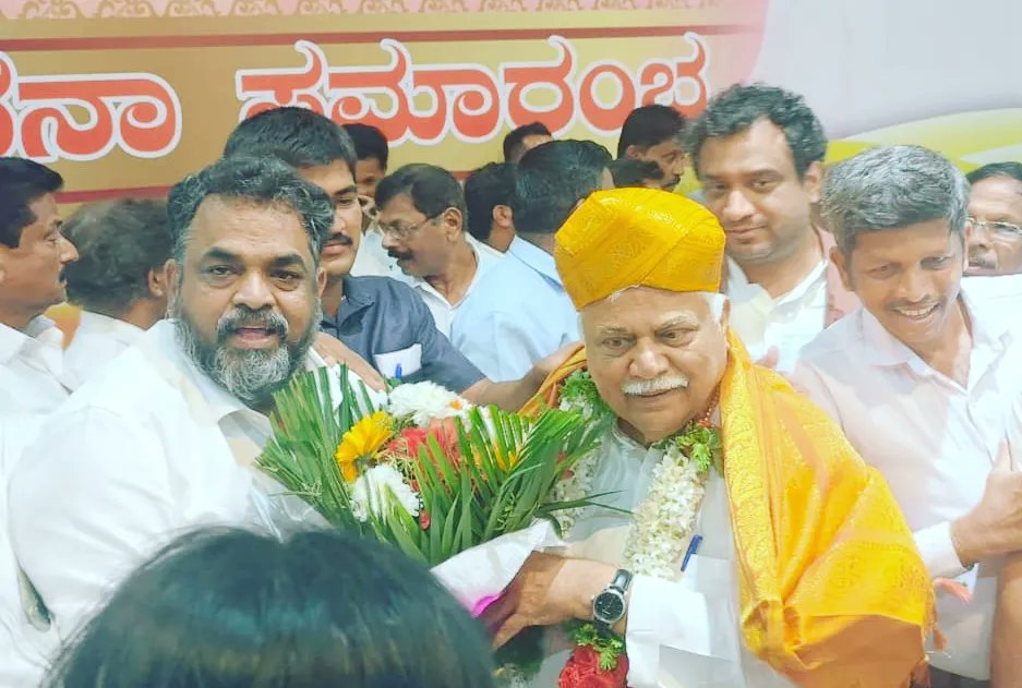 Satish_Sail's tweet photo. ಇಂದು ಶಿರಸಿಯಲ್ಲಿ ಉತ್ತರ ಕನ್ನಡ ಜಿಲ್ಲಾ ಕಾಂಗ್ರೆಸ್ ಸಮಿತಿವತಿಯಿಂದ ಹಮ್ಮಿಕೊಂಡ ಕರ್ನಾಟಕ ವಿಧಾನಸಭೆಯ 2022 ನೇ ಸಾಲಿನ ಉತ್ತಮ ಶಾಸಕ ಪ್ರಶಸ್ತಿ ಪುರಸ್ಕೃತ ಮಾಜಿ ಸಚಿವರು, ಹಳಿಯಾಳ  ವಿಧಾನಸಭಾ ಕ್ಷೇತ್ರದ ಹಾಲಿ ಶಾಸಕರಾದ ಮಾನ್ಯ ಶ್ರೀ @RV_Deshpande  ಅವರಿಗೆ ಅಭಿನಂದನೆ ��ಲ್ಲಿಸುವ ಕಾರ್ಯಕ್ರಮದಲ್ಲಿ ಭಾಗವಹಿಸಿದ ಸಂದರ್ಭ. @INCKarnataka https://t.co/SBzZwubNXR