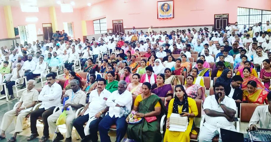 Satish_Sail's tweet photo. ಇಂದು ಶಿರಸಿಯಲ್ಲಿ ಉತ್ತರ ಕನ್ನಡ ಜಿಲ್ಲಾ ಕಾಂಗ್ರೆಸ್ ಸಮಿತಿವತಿಯಿಂದ ಹಮ್ಮಿಕೊಂಡ ಕರ್ನಾಟಕ ವಿಧಾನಸಭೆಯ 2022 ನೇ ಸಾಲಿನ ಉತ್ತಮ ಶಾಸಕ ಪ್ರಶಸ್ತಿ ಪುರಸ್ಕೃತ ಮಾಜಿ ಸಚಿವರು, ಹಳಿಯಾಳ  ವಿಧಾನಸಭಾ ಕ್ಷೇತ್ರದ ಹಾಲಿ ಶಾಸಕರಾದ ಮಾನ್ಯ ಶ್ರೀ @RV_Deshpande  ಅವರಿಗೆ ಅಭಿನಂದನೆ ��ಲ್ಲಿಸುವ ಕಾರ್ಯಕ್ರಮದಲ್ಲಿ ಭಾಗವಹಿಸಿದ ಸಂದರ್ಭ. @INCKarnataka https://t.co/SBzZwubNXR