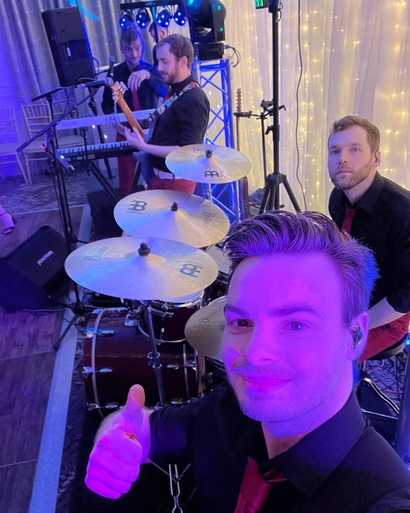 These lovely Frankies played Coniston Hotel for NYE which was a massive pleasure as always! Thanks again for having us back, we love ya! 

@theconistonhotel

#thefuntimefrankies #partyband #weddingband #eventband #functionband #eventprofs #redpants #funtimes #partytime