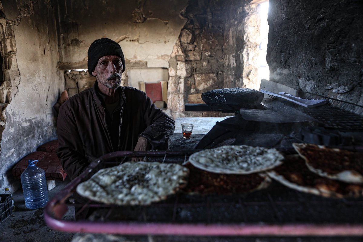asaad_al97's tweet photo. Abu Shaaban is a man who established a pastry shop in the town of Al-Bara in rural Idlib The shop is part of a demolished building following previous bombing of the town by Russian air forces in late 2019.
In his shop, he cooks the best traditional sandwiches known in the region https://t.co/fEMLNPROPm