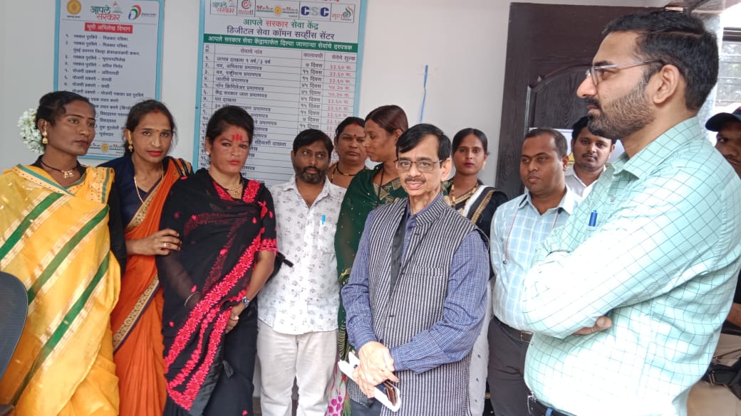District Information Office, Nanded (@infonanded) on Twitter photo महाराष्ट्र लोकसेवा हक्क आयोगाचे मुख्य आयुक्त दिलीप शिंदे, जिल्हाधिकारी <a href="/abhijitraut10/">Abhijit Rajendra Raut</a> यांनी आज #आपले_सरकार_केंद्राला भेट देऊन #तृतीयपंथी शिल्पा पवार, फरिदा बकश,जया बकश, अर्चना बकश, गौरी फरीदा बकस, सीमा बकश, व कमल फाउंडेशनचे अमरदीप गोधने यांच्याशी संवाद साधला. महाराष्ट्र लोकसेवा हक्क आयोगाचे मुख्य आयुक्त दिलीप शिंदे, जिल्हाधिकारी <a href="/abhijitraut10/">Abhijit Rajendra Raut</a> यांनी आज #आपले_सरकार_केंद्राला भेट देऊन #तृतीयपंथी शिल्पा पवार, फरिदा बकश,जया बकश, अर्चना बकश, गौरी फरीदा बकस, सीमा बकश, व कमल फाउंडेशनचे अमरदीप गोधने यांच्याशी संवाद साधला.