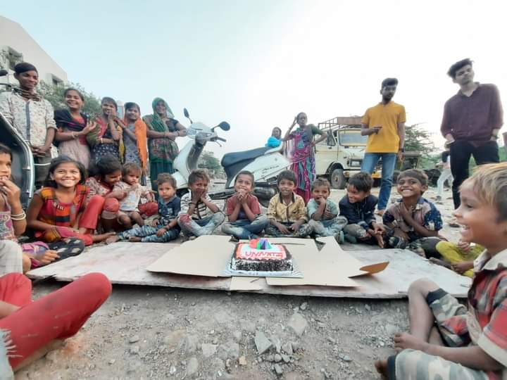 'Our age is merely the number of years the world has been enjoying us!' 

We have Celebrated the bday of our teammate with this lovely kiddos 
Thank You for chossing us. 

#servingranger #liftinguphandsofhelp #bdaycelebration #Ngo #volunteer #Surat #udhna #dindoli #Bhestan  #CSR