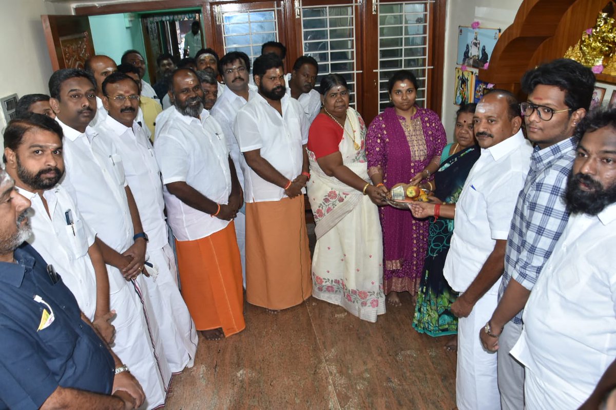 Balakaja's tweet photo. மாண்புமிகு முன்னாள் முப்பெரும் துறை அமைச்சர் சட்டமன்ற எதிர்க்கட்சித்துணைத்தலைவர் அண்ணன்#திரு_R_B_உதயகுமார் அவர்கள் தனது மகள் திருமண நிகழ்விற்கு திருநெல்வேலி மாவட்ட கழக செயலாளர்
#திரு_தச்சை_என்_கணேசராஜா அவர்களை நேரில் சந்தித்து தனது இல்ல திருமண விழாவிற்கு அழைப்பிதழ் வழங்கினார்கள். https://t.co/5Lq30bSsig