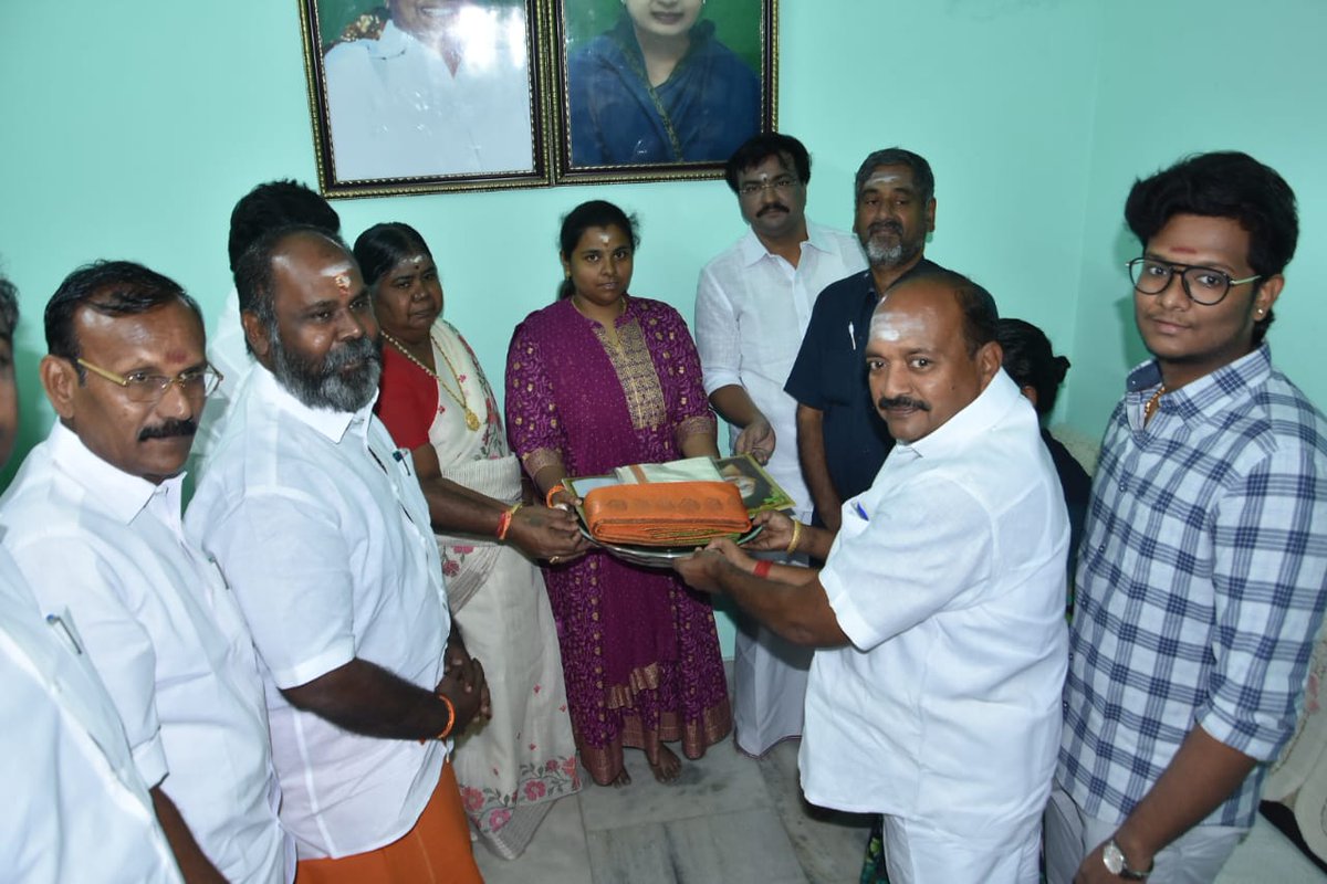 Balakaja's tweet photo. மாண்புமிகு முன்னாள் முப்பெரும் துறை அமைச்சர் சட்டமன்ற எதிர்க்கட்சித்துணைத்தலைவர் அண்ணன்#திரு_R_B_உதயகுமார் அவர்கள் தனது மகள் திருமண நிகழ்விற்கு திருநெல்வேலி மாவட்ட கழக செயலாளர்
#திரு_தச்சை_என்_கணேசராஜா அவர்களை நேரில் சந்தித்து தனது இல்ல திருமண விழாவிற்கு அழைப்பிதழ் வழங்கினார்கள். https://t.co/5Lq30bSsig