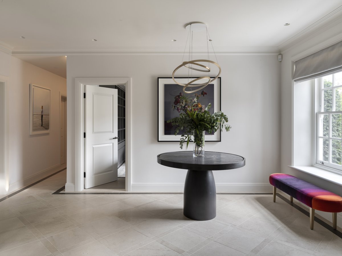 ArtisansDevizes's tweet image. The reception to LLI Design&apos;s Hampstead project is wonderfully pared back with bolder, contemporary accents. The clients chose Artisans Sloane limestone with a contrasting border of Kimmeridge honed limestone for the floors throughout the ground floor. 

Project by @llidesign
