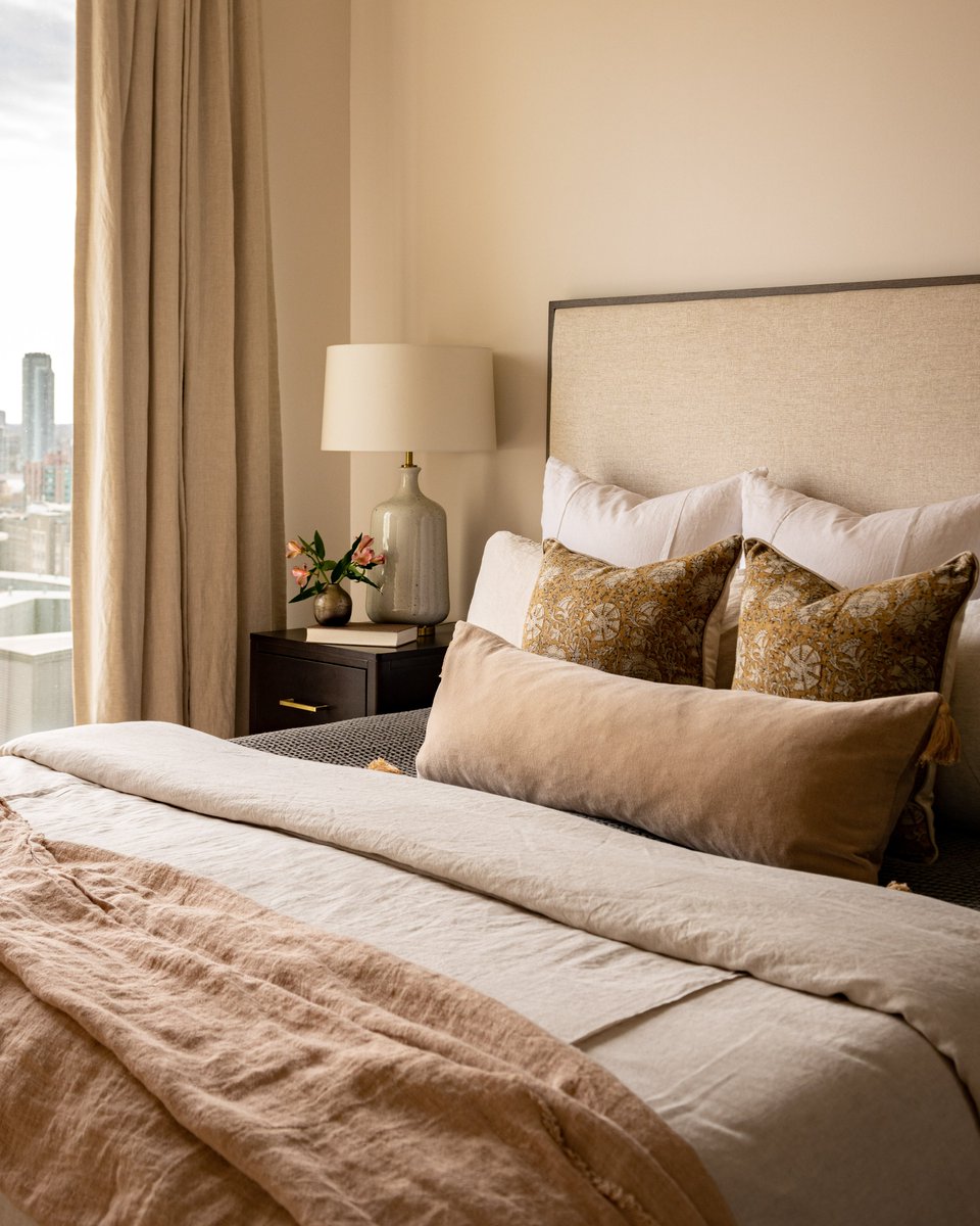Westofmain's tweet photo. Please hold while we do a swan dive into this ultra-comfy bed 🤩 Throws and pillows from @westofmainshoppe truly make for a perfect night's sleep (or mid-day nap, we won't judge 😉)

📸 &amp; Design by @westofmain
🛋️ @westofmainshoppe

#womlifestylebydesign #ProjectViewsOnViews https://t.co/T50LE1eBQl