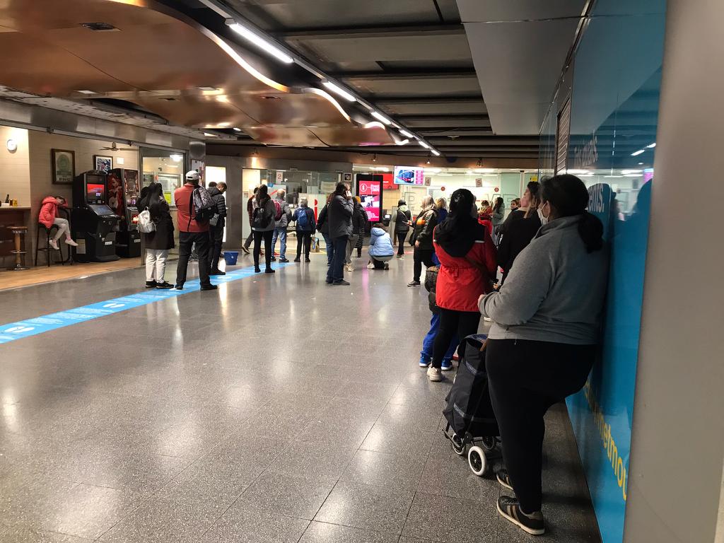 SoliMetrobcn's tweet photo. Dimecres, dia 4. Per desgràcia i com cabria esperar de la nefasta gestió de la direcció de #MetroBCN, les coses van a pitjor. 55 minuts d'espera als #PuntsTMB per ser ateses i gent asseguda al terra.
Deplorable imatge del transport principal de la ciutat i la seva àrea. https://t.co/5zBHjNvnGg