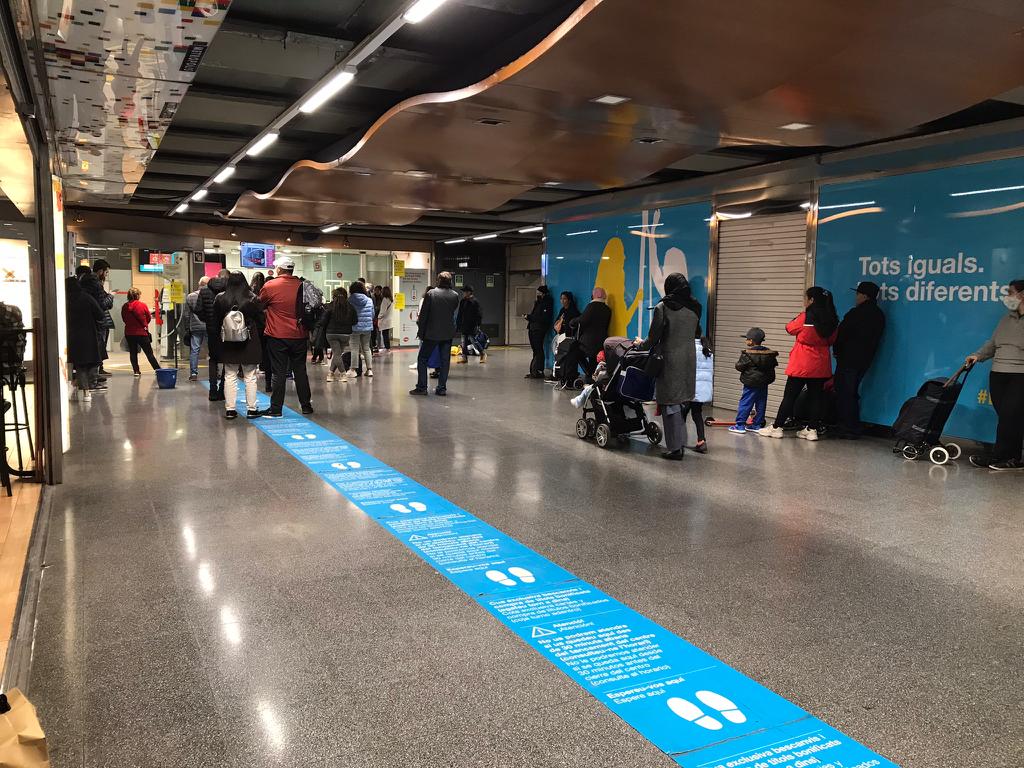 SoliMetrobcn's tweet photo. Dimecres, dia 4. Per desgràcia i com cabria esperar de la nefasta gestió de la direcció de #MetroBCN, les coses van a pitjor. 55 minuts d'espera als #PuntsTMB per ser ateses i gent asseguda al terra.
Deplorable imatge del transport principal de la ciutat i la seva àrea. https://t.co/5zBHjNvnGg