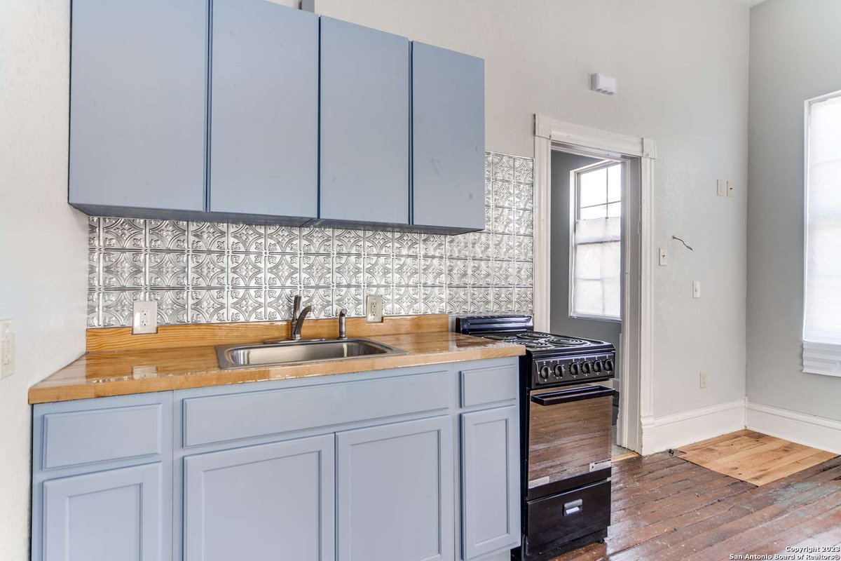 klause_krista's tweet photo. Newly remodeled duplex close to downtown.  This would be great for AirBnB. Contact me for your private showing.

https://t.co/Bd0MWKhjtl

Marketed By: Krista Klause

Listed By: Eric Salinas https://t.co/kiFlGxJPm0