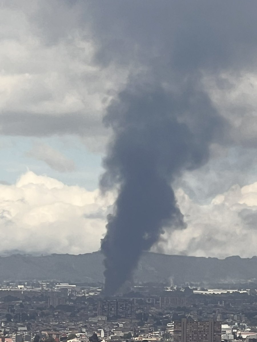 EdithSierra14's tweet photo. Desde chapinero de se veía así a las 11 am gracias @BomberosBogota https://t.co/L6NaYU0JfH