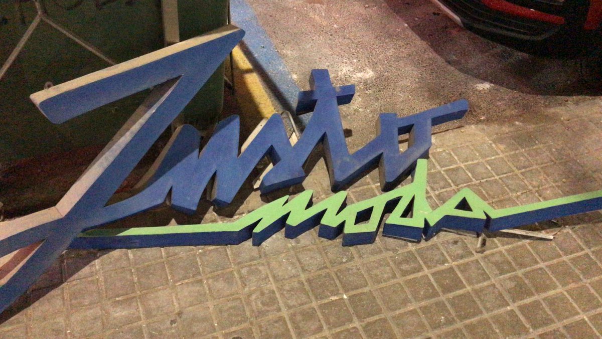 Acabo de rescatar este rótulo de una antigua tienda de ropa de mi pueblo. En breve pasará a los fondos de la red de <a href="/patrimografico/">Red Ibérica en Defensa del Patrimonio Gráfico</a> 🙃