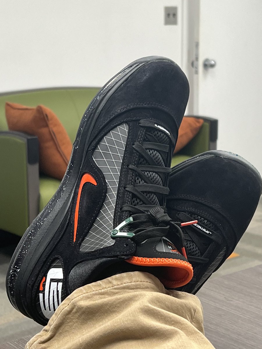 HCWillieSimmons's tweet photo. Yโall thought I was gonna slow down in โ23, huh? No chance! Iโm gonna go out on a limb and say I bet, โYeen Got Deez!โ
#FAMULY #HCShoeGame #HCSwag #KingJames
๐๐๐๐ https://t.co/BUNteVyEKY