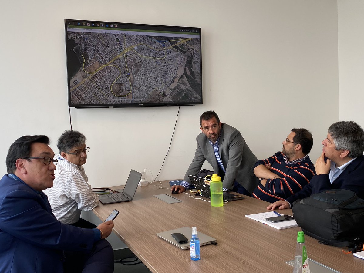 minvucoquimbo's tweet photo. AHORA | El Seremi @Joseperaltal se reune con el alcalde de Coquimbo @alimanouchehri y ejecutivos de #Ferronor para revisar el desarrollo de Plan Urbano Habitacional en los terrenos adquiridos por @ServiuCoquimbo https://t.co/OMDl0S4cQ6