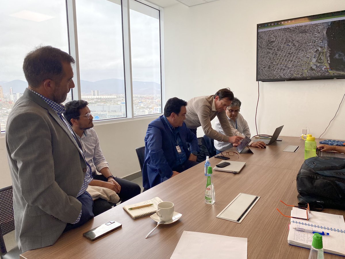 minvucoquimbo's tweet photo. AHORA | El Seremi @Joseperaltal se reune con el alcalde de Coquimbo @alimanouchehri y ejecutivos de #Ferronor para revisar el desarrollo de Plan Urbano Habitacional en los terrenos adquiridos por @ServiuCoquimbo https://t.co/OMDl0S4cQ6