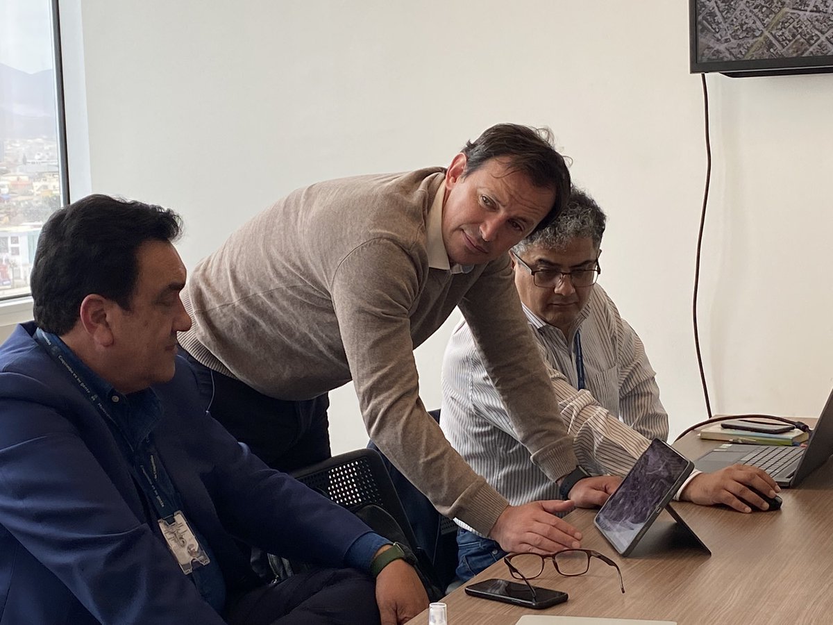 minvucoquimbo's tweet photo. AHORA | El Seremi @Joseperaltal se reune con el alcalde de Coquimbo @alimanouchehri y ejecutivos de #Ferronor para revisar el desarrollo de Plan Urbano Habitacional en los terrenos adquiridos por @ServiuCoquimbo https://t.co/OMDl0S4cQ6