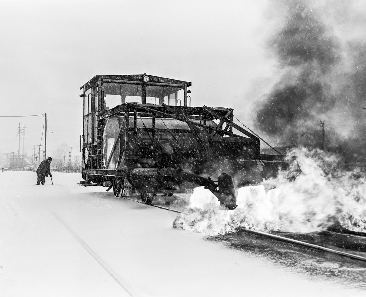 Two words: Snow. Burner.

Delaware & Hudson Railway, Mechanicville NY, Feb. 1978, 
by the great Jim Shaughnessy.
#trains #photography #WorkerWednesday