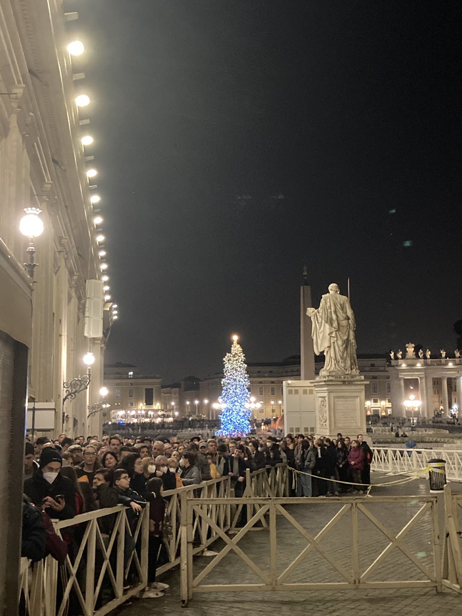 pierre_hugues's tweet photo. Encore beaucoup de monde ce soir à faire la queue pour venir se recueillir devant la dépouille de Benoit XVI. Hier, plus de 100 000 personnes étaient déjà rentrées dans la basilique St Pierre. https://t.co/r6D3JX3I0V