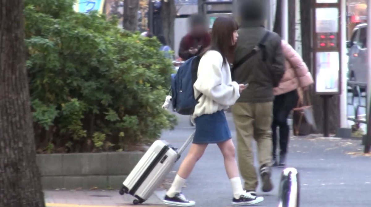 ntrwang's tweet photo. #番号：GAGD-001 #櫻井千春 #白袜「東京猿轡 」
猿轡是指为了不发出声音而将布等塞进嘴里或使其咬起来的东西、在这里理解为口塞就行、性爱助兴小道具😂

穿白袜拖着箱子来东京找炮友被戴上口塞干，还有群交；封面我可太喜欢了！櫻井千春的白袜片也分享过。

获取预告及种子🔗：https://t.co/EdoWuGFQB0 https://t.co/qPA5VdmgZS