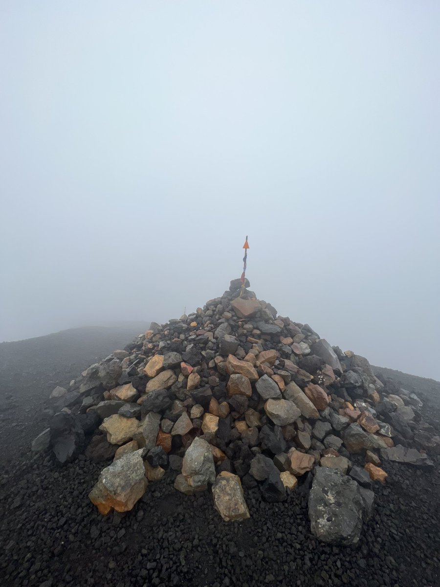 nature14daisuki's tweet image. 天候崩れてシャトルが出ない中ギリギリのタイミングで行ってきましたTongariro⛰
何度か体持っていかれそうな強風。
上の方はほぼ何も見えなかったけど少し降りると綺麗な景色も見れて思い出深い一日になった☺️
#teararoa