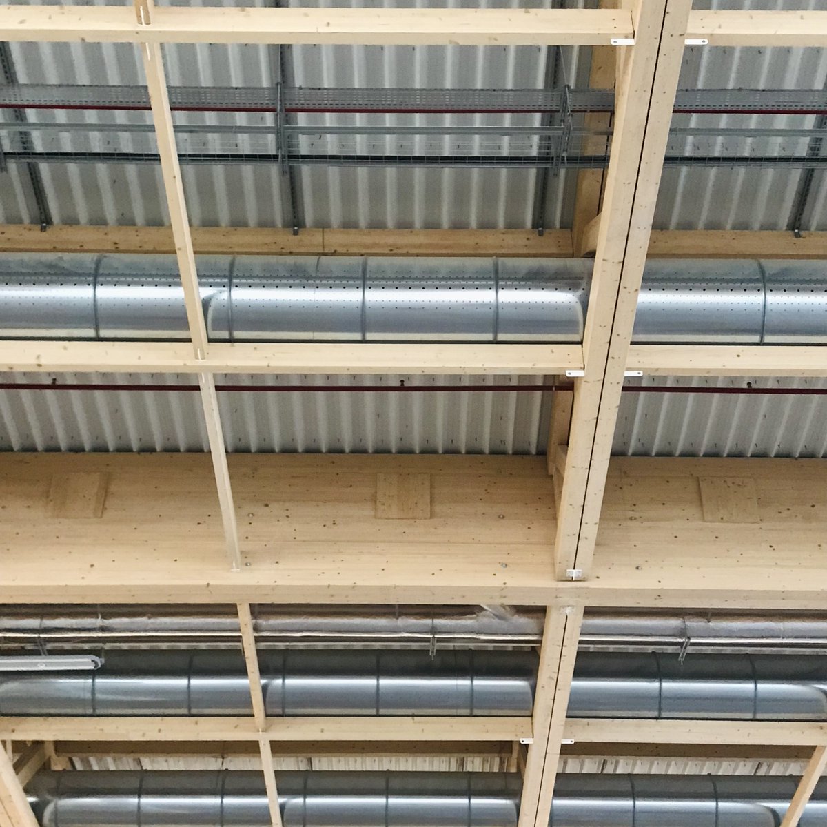 Equans_France's tweet image. [Visite Presse @Parislebourget] 2/2
#Axima, entité d'#EquansFrance, au Bourget c'est 🏗️:
✅ 45 t de gaines
✅ 15 centrales de traitement d'air
✅ 1,5 km de gaines micro-perforées #Sintra qui renouvellent l'air 1,7 x/h et mettent en mouvement plus de 60 x le volume du hall. 🌬