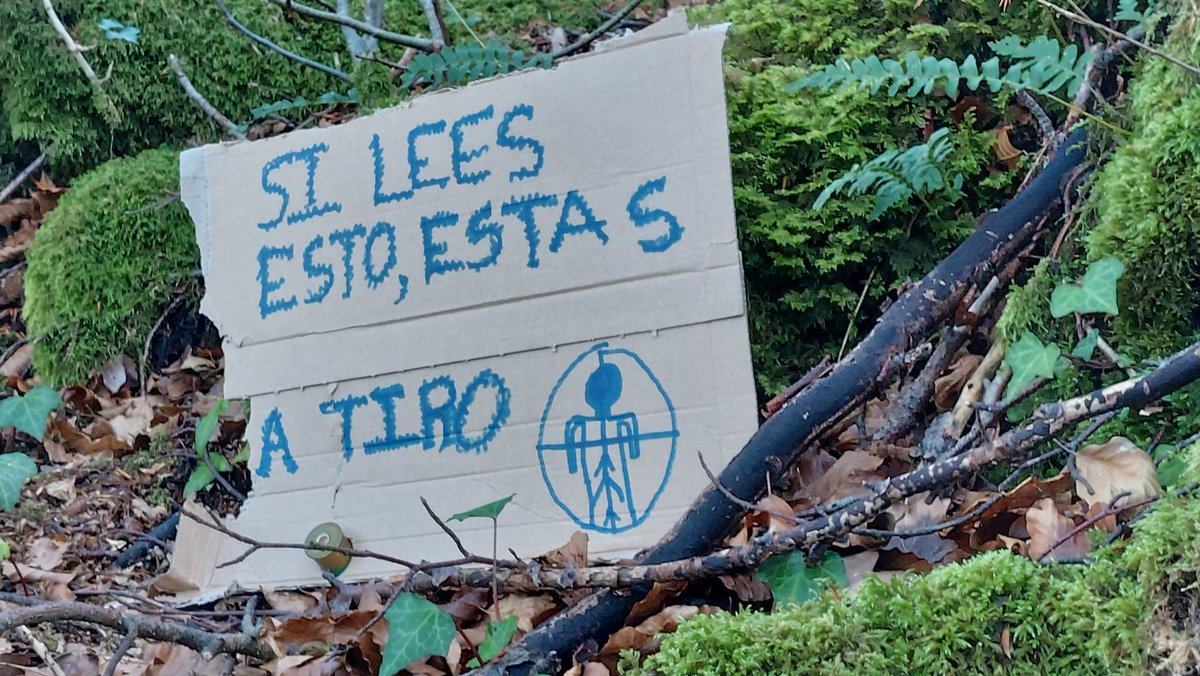 CantabrianBear's tweet photo. Cuando vas a recoger una cámara trampa en la Cordillera Cantábrica y en su lugar te encuentra esto no hay nada que añadir...eso sí, se vé que se han currado la puesta en escena, con el cartucho incrustado en el cartón, el hombrecito en la mira y hasta una tilde https://t.co/LYxm4iVPGK
