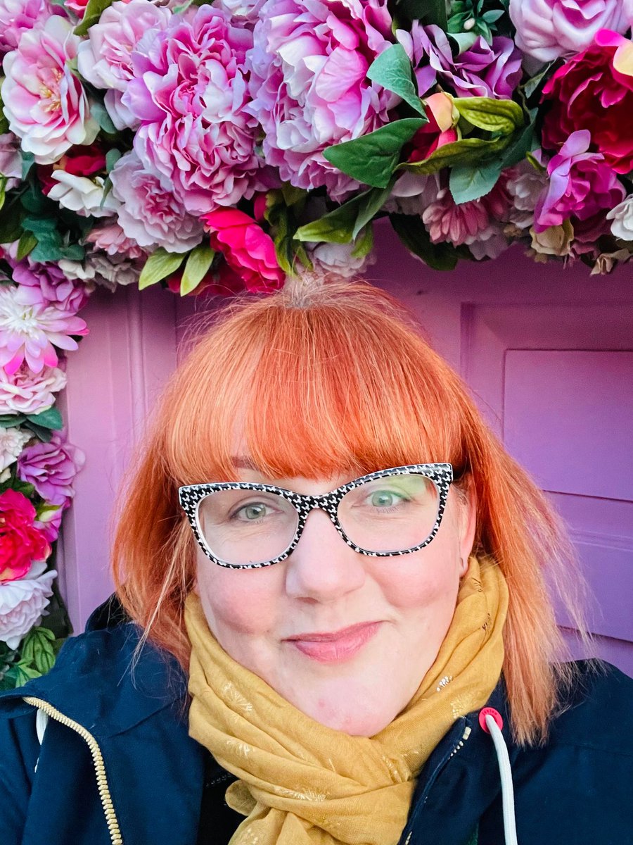 Hi everyone 👋⁠ I’m Linzi and I am the #weddingplanner behind ‘that black &amp; white cat’. ⁠Find out more about our award winning wedding planning biz over on the website #weddingplanning