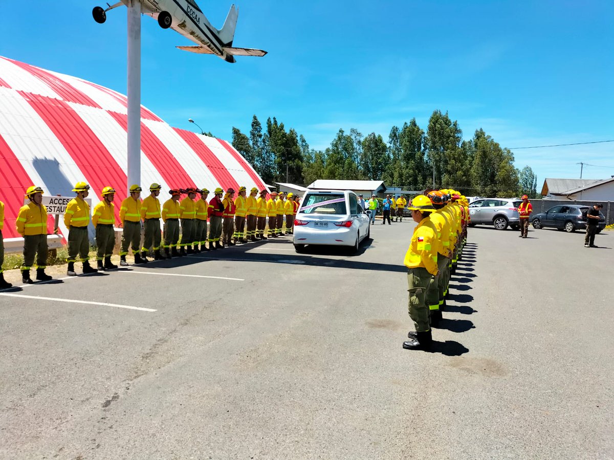 FernandoRainr's tweet photo. Hoy la familia de las camisas amarillas a despedido a Luis Sevillano, quien falleciera  mientras combatía en su avión un incendio forestal en Galvarino, que las causas de su accidente nos enseñen y ayuden a prevenir  y a valorar a quienes cumplen tan importante labor #IIFF https://t.co/d6OlTsfXKh