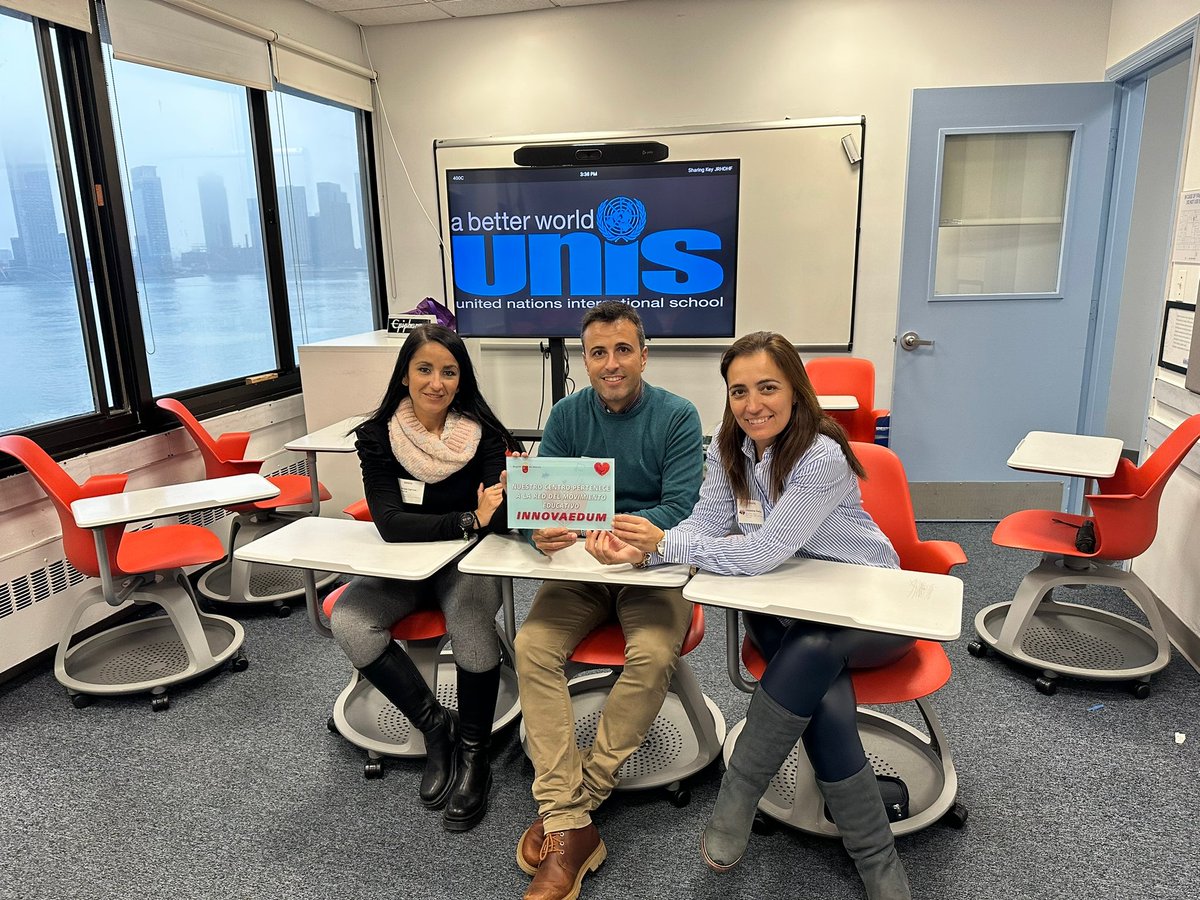 innovaedum's tweet photo. Compañeros de Direcmur realizaron una visita al colegio de las Naciones Unidas en NY, donde aprendieron la organización y metodología de trabajo que se realiza en este centro, y donde entregaron la placa de Centro Innovaedum a uno de los profesores españoles asignados por el MEFP https://t.co/JL2N2xvvJ0