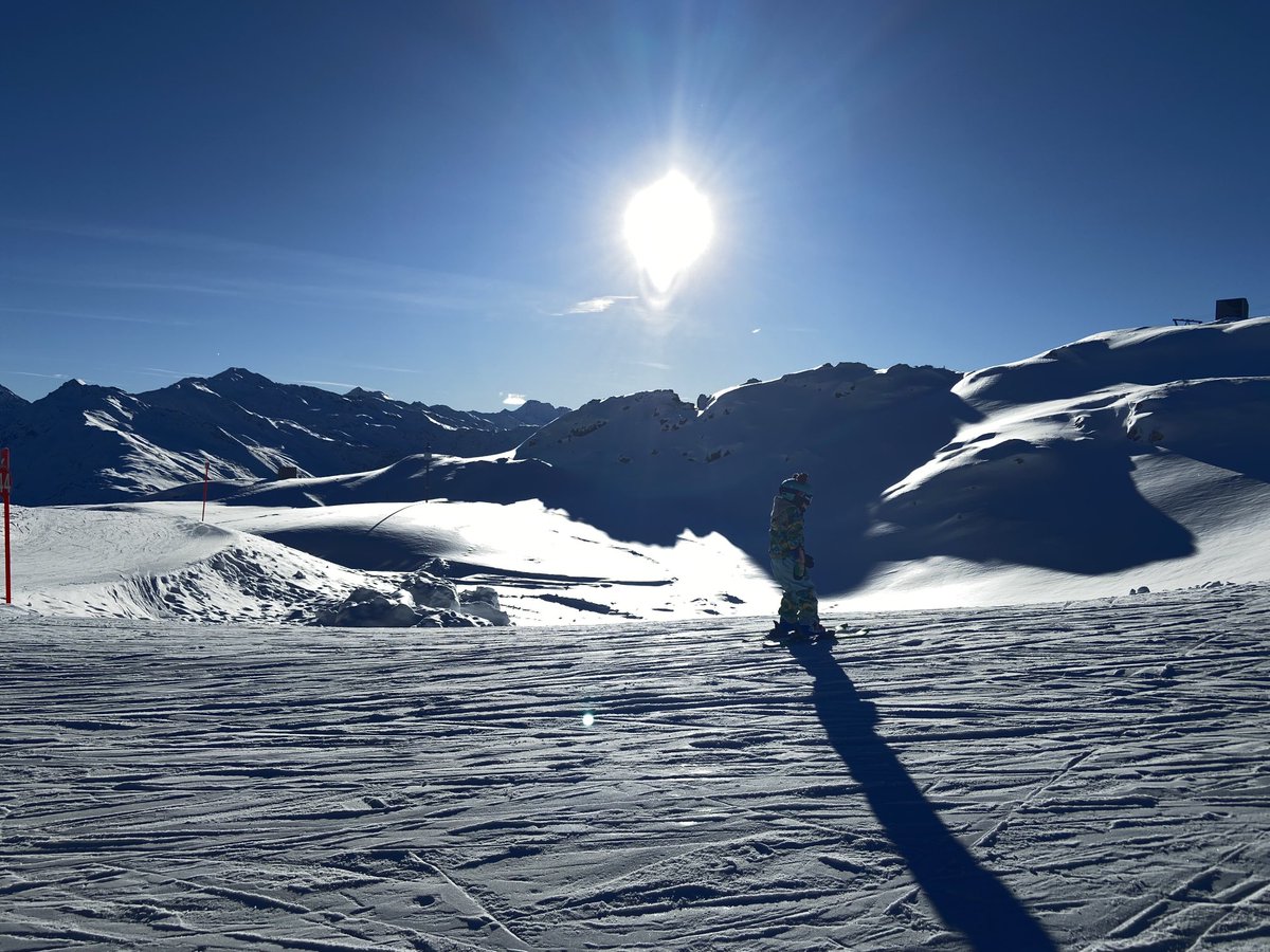 Truly fab day in ⁦<a href="/DavosKlosters/">Davos Klosters 💛💙</a>⁩ under blue skies. Clouds rolled in later, but by that time we were having lunch in one of King Charles’s favourite restaurants and didn’t notice. ⁦<a href="/ptskiklosters/">PT Ski</a>⁩
