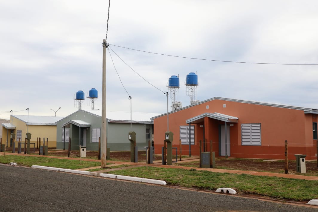 Se diseñaron a partir de las posibilidades y necesidades del barrio. En toda la provincia se incorporaron casas de madera aprovechando la gran industria que predomina allí y construimos hogares sustentables con termotanques solares que utilizan energía fotovoltaica 🌞