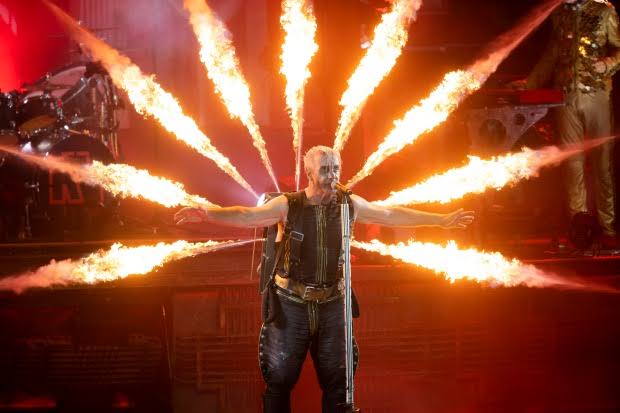 Estradamyers's tweet photo. Hoy 4 de enero hay festejo por partida doble. Till Lindemann de Rammstein cumple 60 años y Michael Stipe la inolvidable voz de R.E.M. llega a la cifra de 63.
#TillLindemann #Ranmstein https://t.co/SvGPftkkg3