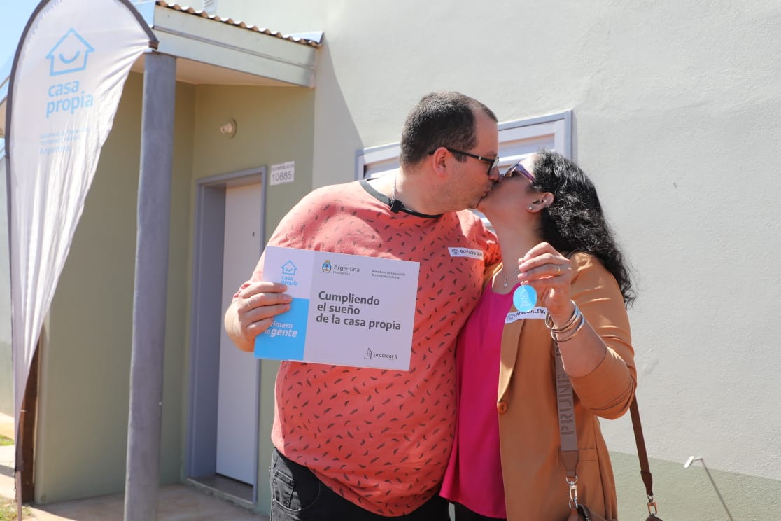 Como dijo <a href="/alferdez/">Alberto Fernández</a>, no hay mayor alegría que progresar junto a los propios en el lugar donde uno nació. Eso lo estamos logrando en Misiones con más de 10 mil soluciones habitacionales desarrolladas y en todo el país con más de 75 mil viviendas entregadas🏠