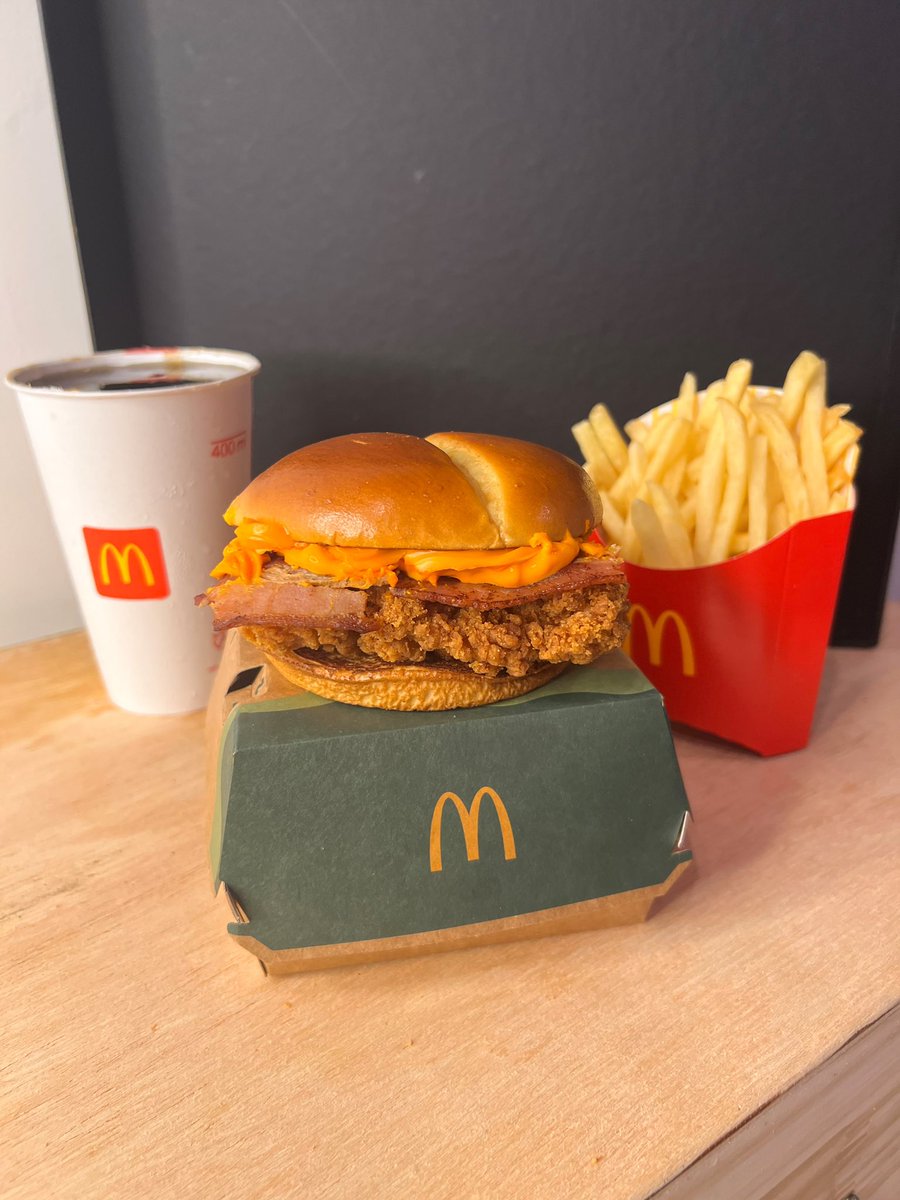 cleytu's tweet photo. o tanto de série nova boa pra gente maratonar, melhor ainda acompanhado do novo sanduíche da linha #McCrispyChicken Melt&Bacon
como sempre @mcdonalds_br mexendo com o emocional da nossa fome 🤤 #publi https://t.co/nUz7O6PXIP