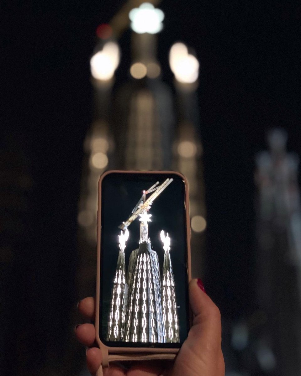 thisis_bcn_EN's tweet photo. The Sagrada Família, the Barcelona landmark that touches the sky and lights up the city at Christmas.✨
@sagradafamilia
📸 xopet1969 (IG)
#visitbarcelona #sagradafamilia #torredelluc #torredemarc https://t.co/azPFHZAGYh
