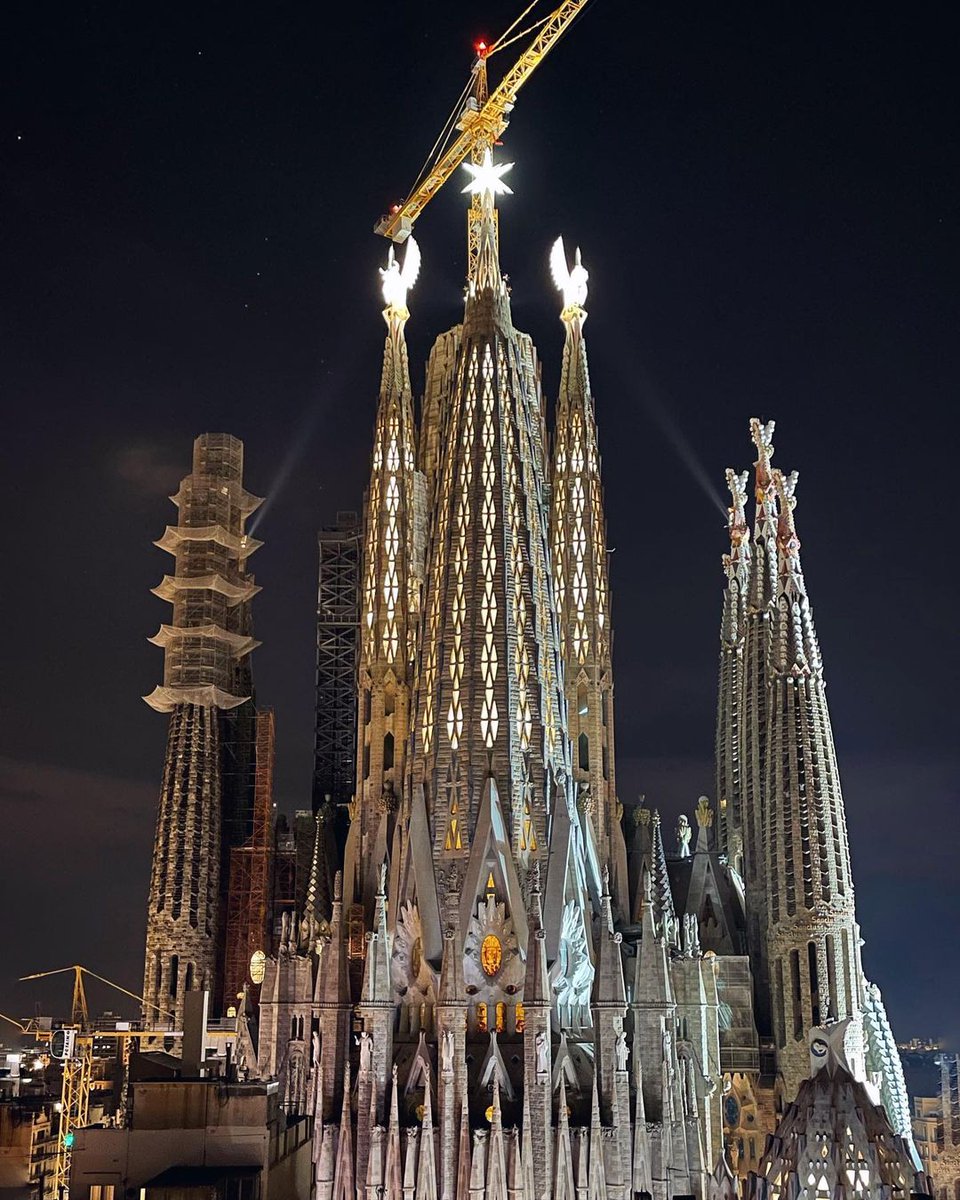 thisis_bcn_ES's tweet photo. La Sagrada Família, el monumento de Barcelona que toca el cielo y, en Navidad, ilumina la ciudad. ✨
@sagradafamilia
📸 xopet1969 (IG)
#visitbarcelona #sagradafamilia #torredelluc #torredemarc https://t.co/FqdAygjxjA