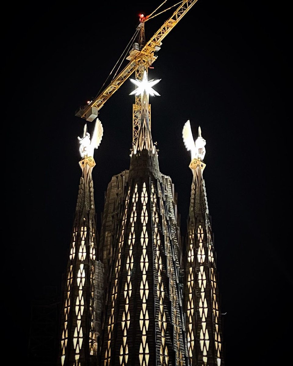 thisis_bcn_ES's tweet photo. La Sagrada Família, el monumento de Barcelona que toca el cielo y, en Navidad, ilumina la ciudad. ✨
@sagradafamilia
📸 xopet1969 (IG)
#visitbarcelona #sagradafamilia #torredelluc #torredemarc https://t.co/FqdAygjxjA