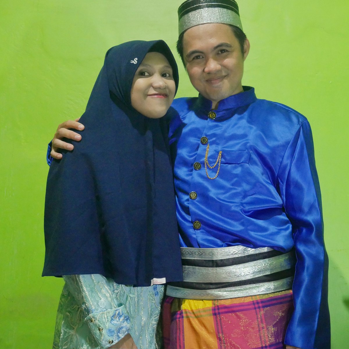 Perdana pakai baju adat