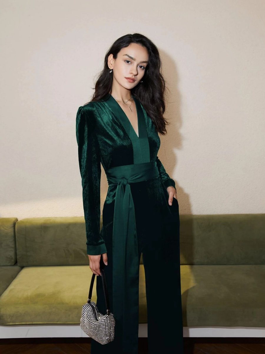 raymond_xin's tweet photo. Deep V Neck Tie Front Velvet Jumpsuit ✨
.
.
.
#shein #sheinfashion #sheinus #sheinforall #beautyforall #lady #ladiesfashion #beauty #ootd #outfit #outfitoftheday #niceclothes #clothes #womenfashion #fashion #womenstyle #fashionforall #clothing #jumpsuit #velvet #burgundy #black https://t.co/wKVoc2hFqv