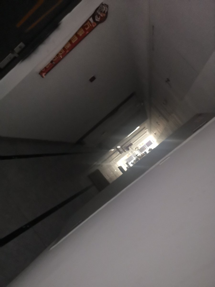 又来蹲白色长靴小姐姐，结果等到11点还没回来，正好碰上斜对面两个女的回来，鞋脱外面了，虽然是现脱，鞋子里面也是热的，但是都没什么味道。那双尖头高跟真的骚，在电梯厅还听见鞋主跟女伴说虽然穿了高跟鞋但是一点都不觉得累！#扫楼 https://t.co/3eP4X1EXpb