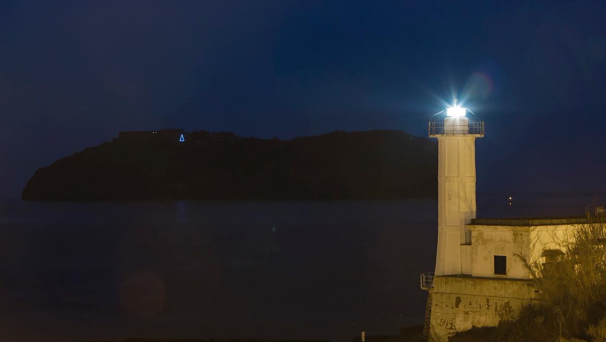 CisSantoStefano's tweet photo. Auguri da Santo Stefano dove da qualche settimana splende nella notte questo albero di Natale illuminato. Per ricordare a tutti che l'ex Carcere sta tornando a nuova vita.

#ventotene #santostefano #excarcere #excarcereborbonico https://t.co/aGBelMOnh9
