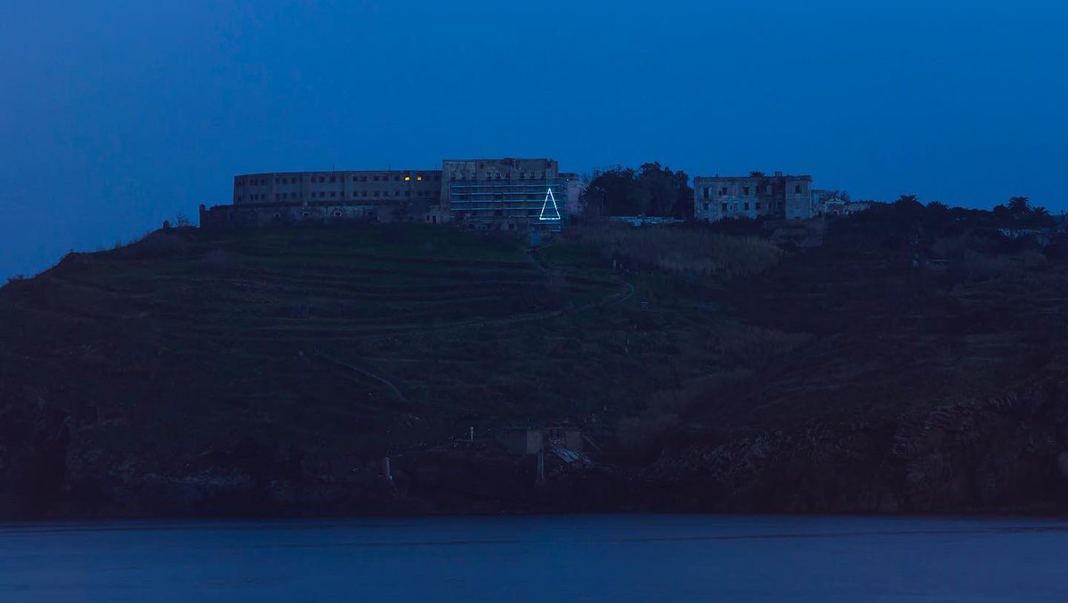 Auguri da Santo Stefano dove da qualche settimana splende nella notte questo albero di Natale illuminato. Per ricordare a tutti che l'ex Carcere sta tornando a nuova vita.

#ventotene #santostefano #excarcere #excarcereborbonico