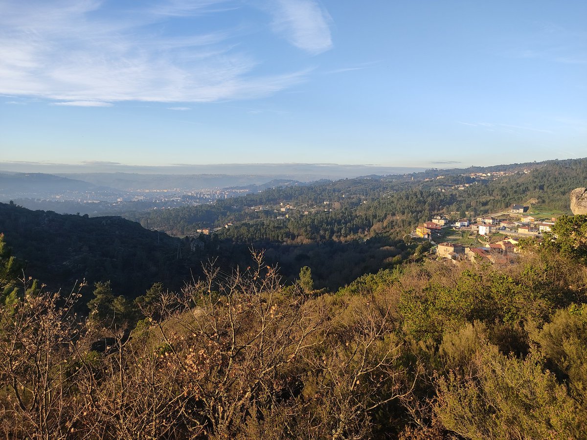 ddorribo's tweet photo. 😊De cando en vez hai que coller perspectiva. #Ourense  #AsCuruxeiras #Zaín #ParroquiaDeSeixalbo #SantaMariñaDoMonte #OMeuLar #Orixes https://t.co/tjvOlb0meH