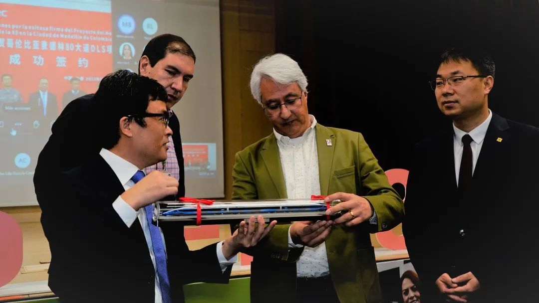 CRRC_global's tweet image. #CRRC and #Medellin Metro signed a contract for the #lightrail DLS project in Medellin, #Colombia. The project will adopt CRRC’s highly digitalized and intelligent low-floor light rail system for the first time and is CRRC’s first ‘system+’ project in the Colombian market. 🚈🚈🚈