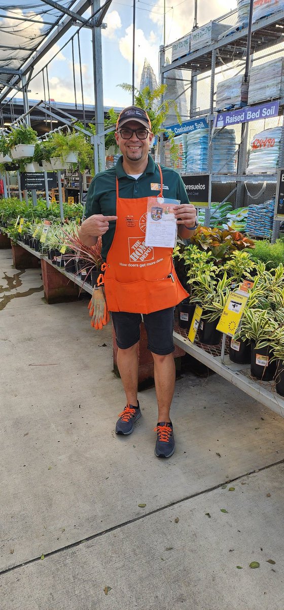 Reconociendo a Juan L por su compromiso con su departamento y con el negocio. Gracias por tu sentido de pertenencia y tu disposición y siempre poner a nuestros clientes primero