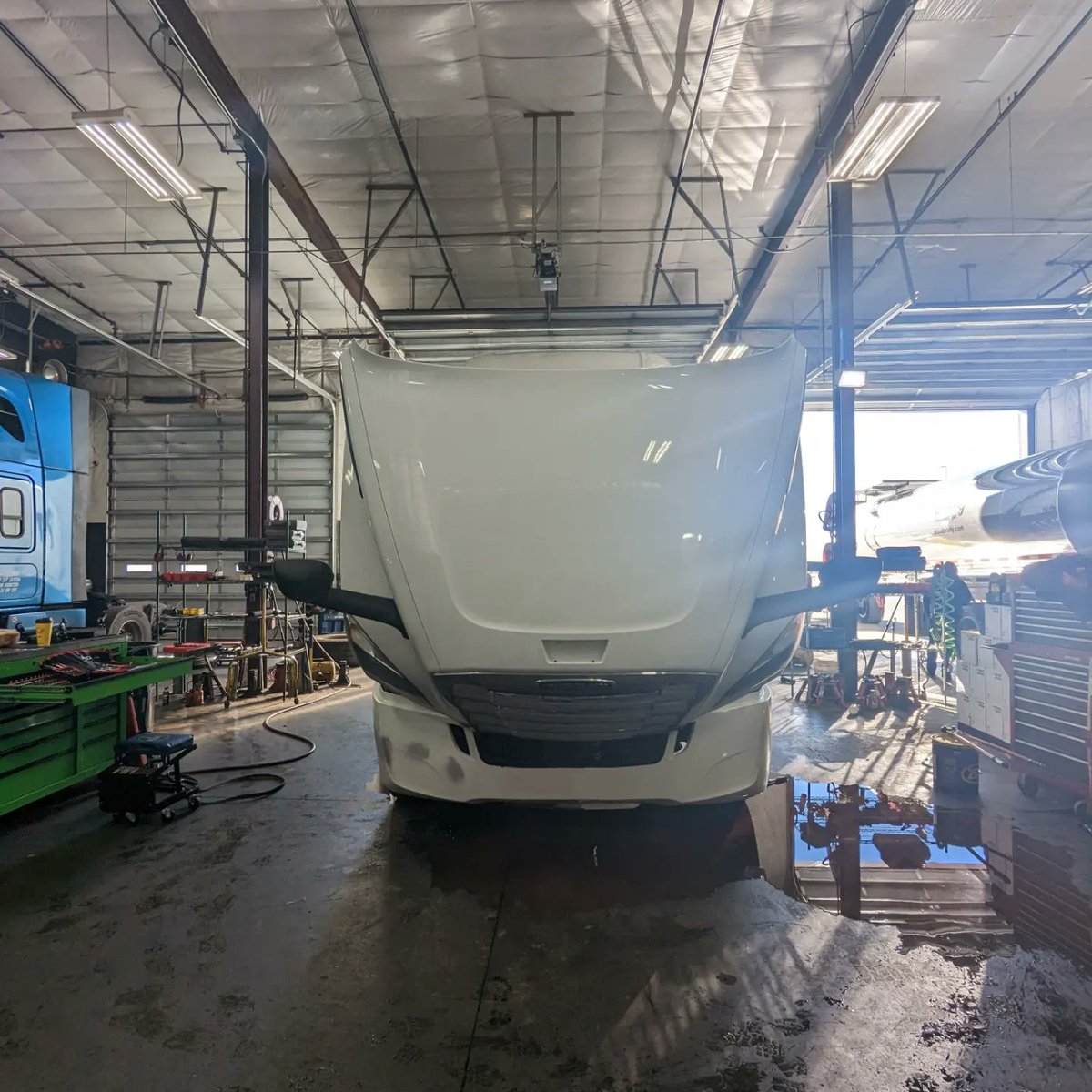 TheSoulbrother's tweet photo. A bad tensioner caused the belt to rip. Now coolant flows like blood #Frieghtliner #Trucking #Truckinglife #Kansas #USA https://t.co/ZDyA7h2bJM