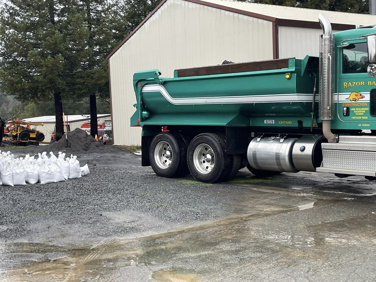 SonomaDistrict5's tweet photo. Free sandbags available at Monte Rio fire station, Forestville fire station, and Sonoma Landworks in Guerneville! Bonus: if you drop by Forestville soon your Fifth District Team has coffee and donuts waiting for you and will help you load..... 1/2 https://t.co/RSu9USZi7W