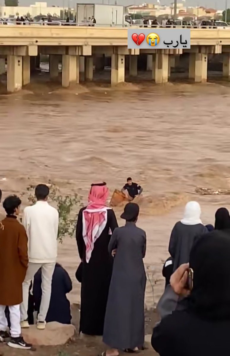 البطل بندر عواض دبلان الزويكي الجابري من أفراد الدفاع المدني يخاطر بحياته لإنقاذ حياة أربعة جرفتهم السيول اليوم في وادي العقيق