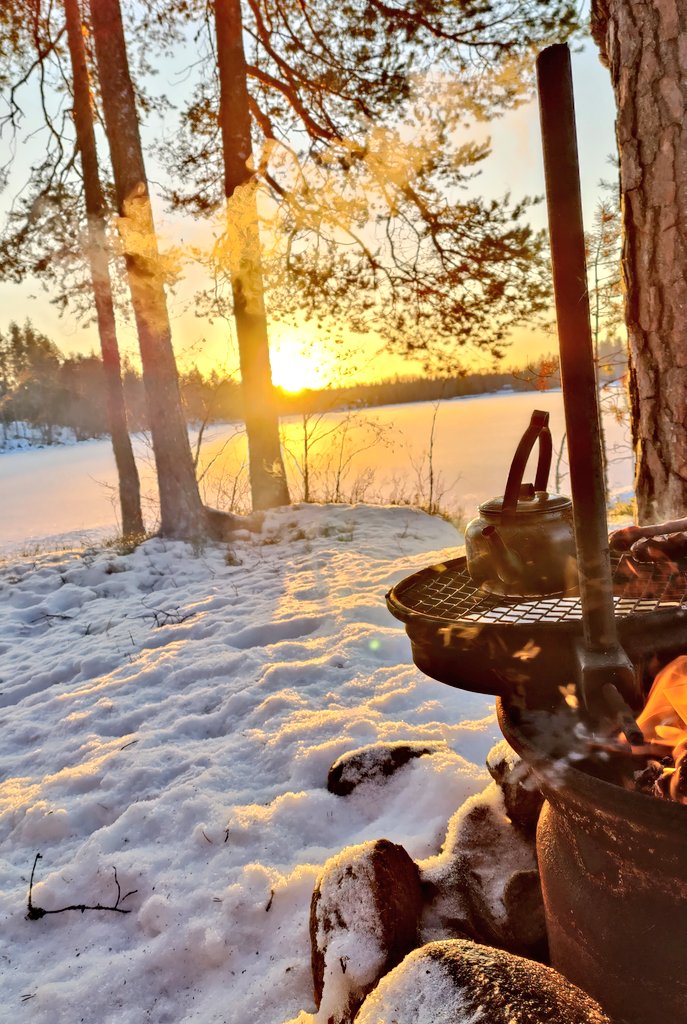 Lähimatkaillen tämä(kin) #loma. Suosittelen #EteläKonnevesi #kansallispuisto'n liki olevaa Silmutsaaren laavua - hieno päiväretkikohde! 🌲💦🥾

Palelevat varpaat ja heikko pilkkisaalis unohtuivat nuotiomakkaran ja nokipannukahvin äärellä 🫖

#lähimatkailu #pilkkiminen #laavuretki